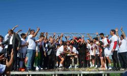 TFF 3. Lig’e yükselen Denizli İdmanyurdu şampiyonluk kupasını kaldırdı