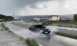 Tosya’da sağanak yağış etkili oldu, yollarda su birikintisi oluştu