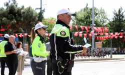Trafik kuralları için kendisini bilgilendiren polisi tebrik etti: Kuralları ihlal edenlere böyle tepki gösterdi