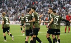 Trendyol Süper Lig: Beşiktaş: 2 - Adana Demirspor: 1 (İlk yarı)