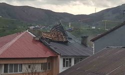 Tunceli’de fırtına etkili oldu, çatılar uçtu, ulaşımda aksamalar yaşanıyor