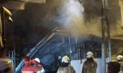 Ümraniye’de çıkan yangında gecekondu ve park halindeki otomobil kullanılamaz hale geldi