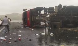 Van-Hakkari karayolunda tır devrildi: 2 yaralı