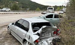 Virajı alamayan otomobil park halindeki araca çarptı: 4 yaralı