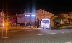 Yoldan çıkıp elektrik direğine çarpan minibüste can pazarı