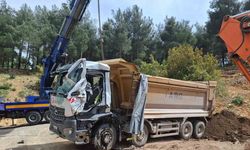 Yükünü boşaltırken devrilen kamyonun sürücüsü hayatını kaybetti