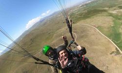 Adrenalin tutkunu Erzurum Valisi Mustafa Çiftçi, bu defa yamaç paraşütüyle zirveden uçtu