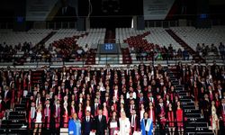 AÜ’de 289 hekim coşkuyla mezun oldu