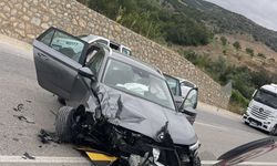 Bariyerlere çarpan otomobildeki 8 kişi yaralandı