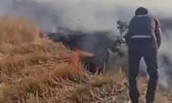 Diyarbakır’da vatandaşlar ağaç dallarını kopararak yangını söndürmeye çalıştı
