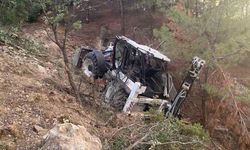 İş makinesi şarampole yuvarlandı, facianın eşiğinden dönüldü