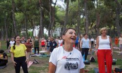 Konyaaltılılar keman dinletisi eşliğinde yoga yaptı