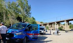 Köprüden nehre atlayan yaşlı adamı tekne turu yapanlar kurtardı