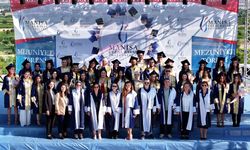 MCBÜ İletişim Fakülteli genç mezunlar hayata hazır