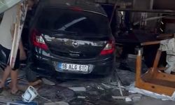 Otomobil, lokantaya girdi: 5 kişi hastanelik oldu