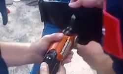 Salıncakta sıkışan çocuğu itfaiyeciler kurtardı