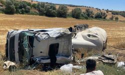 Şarampole yuvarlanan tırın sürücüsü yaralandı