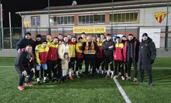 İnegöl Kurtuluşspor'a Moral Ziyareti: Onursal Başkan Hüsnü Sak’tan Tatlı İkramı