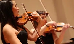 İzmir'de Türk bestecilerinin eserleri ayakta alkışlandı