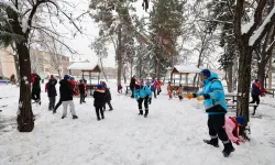 Gaziantep Büyükşehir, karın tadını çıkaran çocuklara eşlik etti