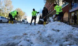 Mardin Yeşilli'de karla mücadele çalışmaları aralıksız sürüyor