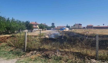 Alaca’da boş arsada yangın paniği: İtfaiye hızla kontrol altına aldı