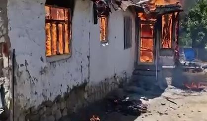 Amasya’da kerpiç ev yangında küle döndü