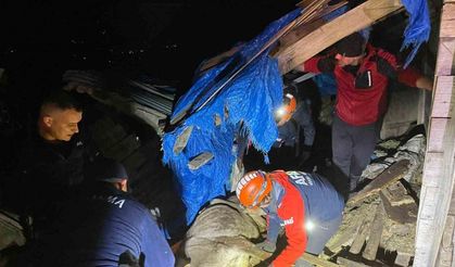 Artvin’de çöken ahırda mahsur kalan 33 büyükbaş hayvan kurtarıldı