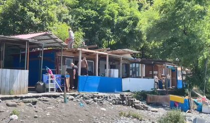 Artvin’in Karadeniz kıyılarındaki kaçak yapılar yıkılıyor