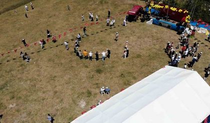 Bayburt’un 2 bin 114 rakımlı dağ köyünde ilk kez düzenlenen piknik şöleni renkli görüntülere sahne oldu