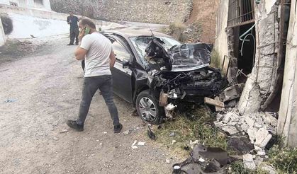 Bitlis’te otomobil duvara çarptı: 2 ölü, 2 yaralı