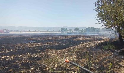 Burdur’da arazide çıkan yangında 10 dönüm anız, saman balyaları ve sulama boruları zarar gördü