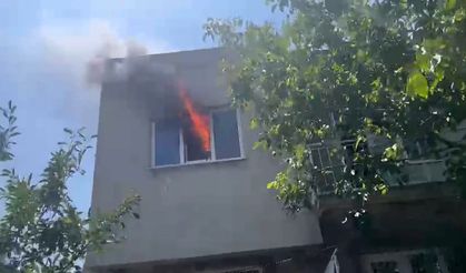 Burdur’da iki katlı evde yangın