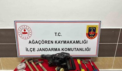 Defineciler kazı yaparken suçüstü jandarmaya yakalandı