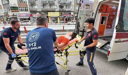 Dolmuştan inen yolcuya motosiklet çarptı: 2 yaralı