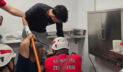 Elini kaptırdığı makineyle hastaneye götürüldü