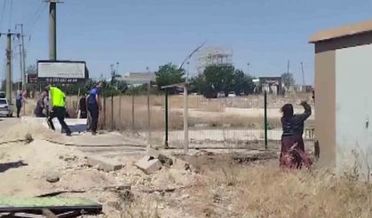 Evi yakıp gelen ekipleri taş yağmuruna tuttu