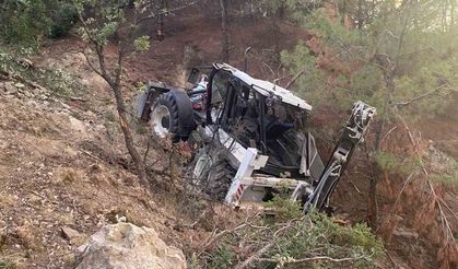 İş makinesi şarampole yuvarlandı, facianın eşiğinden dönüldü