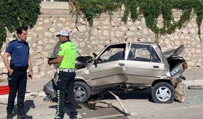 Karaman’da önce solladığı kamyonete sonra da aydınlatma direğine çarpan aracın sürücüsü yaralandı
