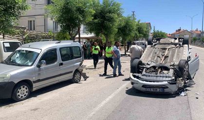 Karaman’da park halindeki araca çarpan otomobil ters döndü: 2 yaralı