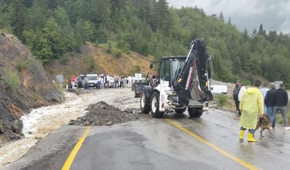Kastamonu’da kuvvetli sağanak karayolunu ulaşıma kapattı