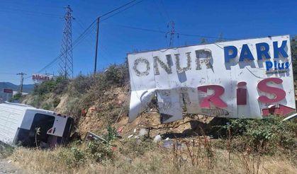 Kastamonu’da reklam tabelasına çarpan minibüs su kanalına devrildi: 3 yaralı
