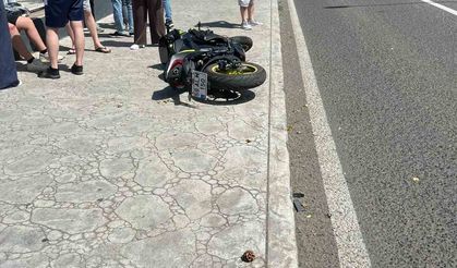 Kaza yapan motosiklet sürücüsünü kask korudu