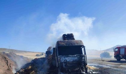 Kırıkkale’de saman balyası yüklü tır yandı