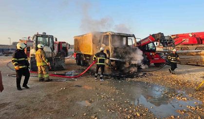 Mardin’de hafriyat kamyonu yangında kül oldu