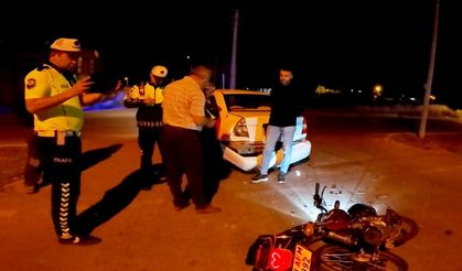 Motosiklet otomobile arkadan çarptı: 1 yaralı
