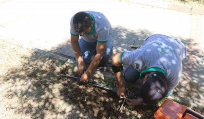 Nazilli Belediyesi su israfına karşı parklardaki damlama sistemlerini yeniliyor