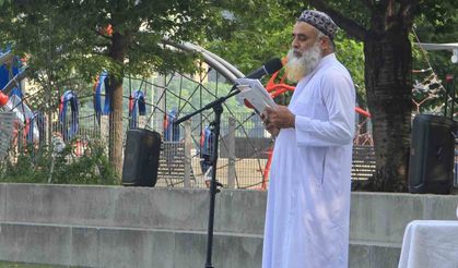 New York’ta bayram namazı sıcak hava nedeniyle parkalarda kılındı