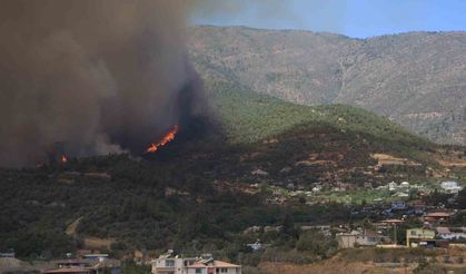 Orman yangını evlerine sıçrayan vatandaşların zor anları