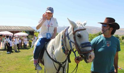 Otizmli çocuklara atlı terapi